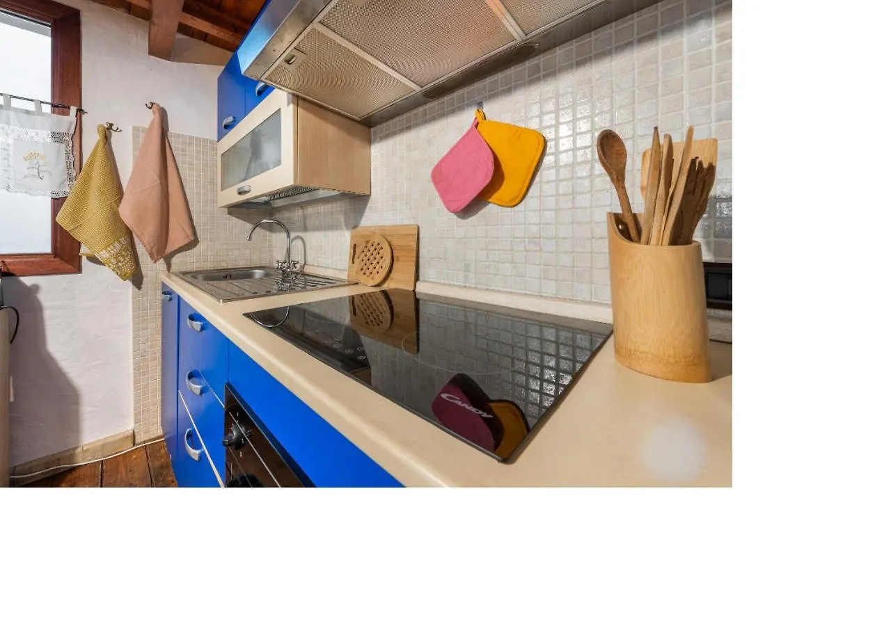 Oldtown Romantic Apartment Cagliari Italy