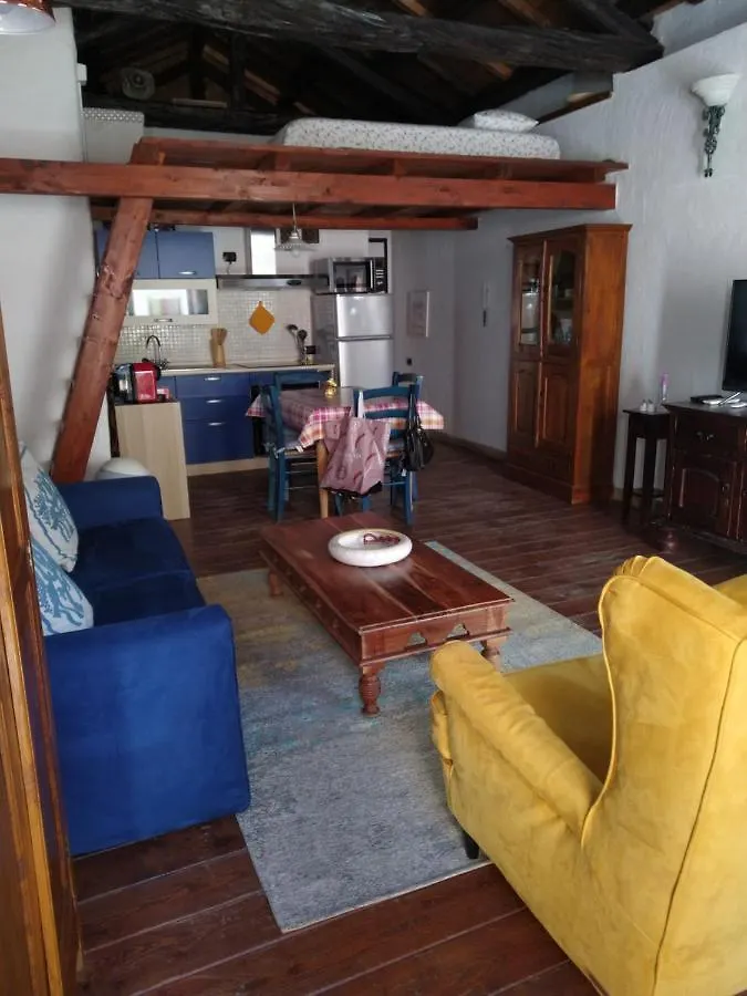 Oldtown Romantic Apartment Cagliari Italy